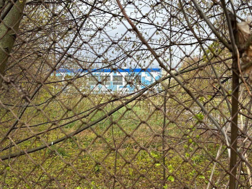 Здание спорткомплекса "ОРЛЭКС" в Орле ждет капремонт, а спортплощадка так и останется заброшенная