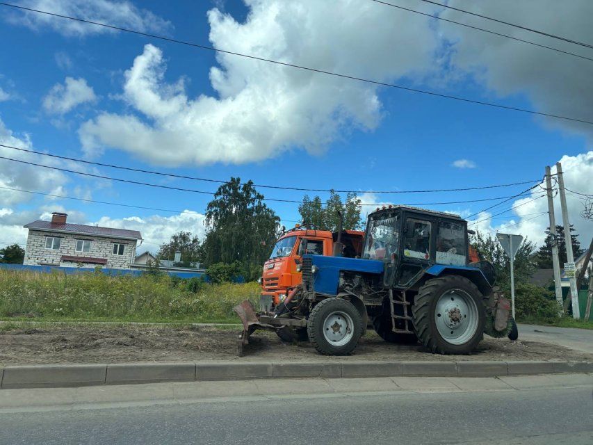Обочину улицы Генерала Родина в Орле приводят в порядок, удаляя лишнюю землю возле бордюров