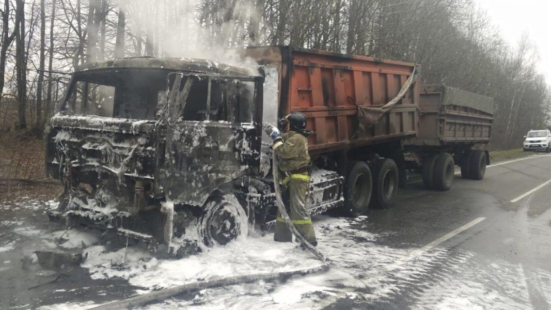 На трассе в Орловской области вспыхнул КамАЗ