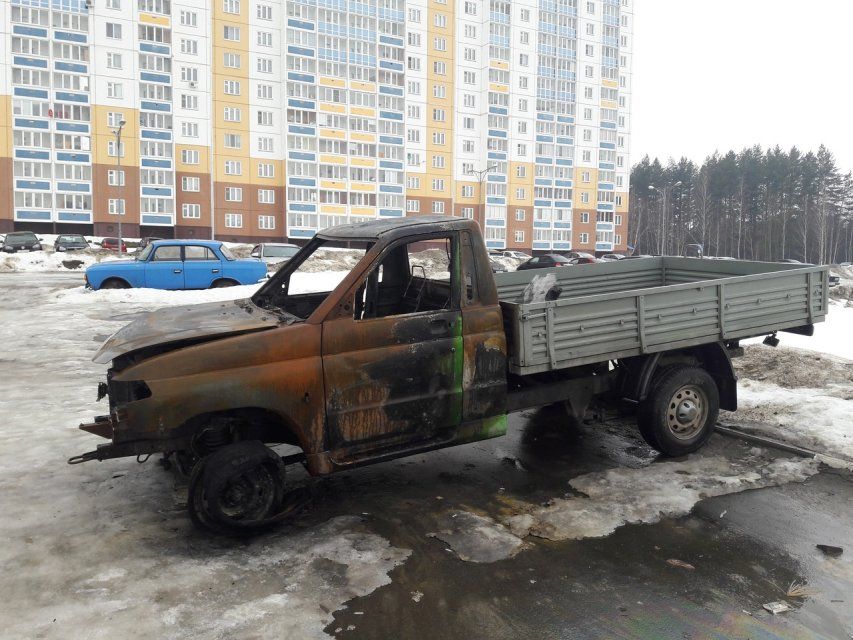 Фотофакт: в Болховском микрорайоне огонь снова уничтожил автомобиль