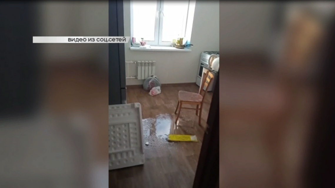 В Орле на улице Бурова упал строительный кран, а орловский сирота пожаловался на выданную квартиру