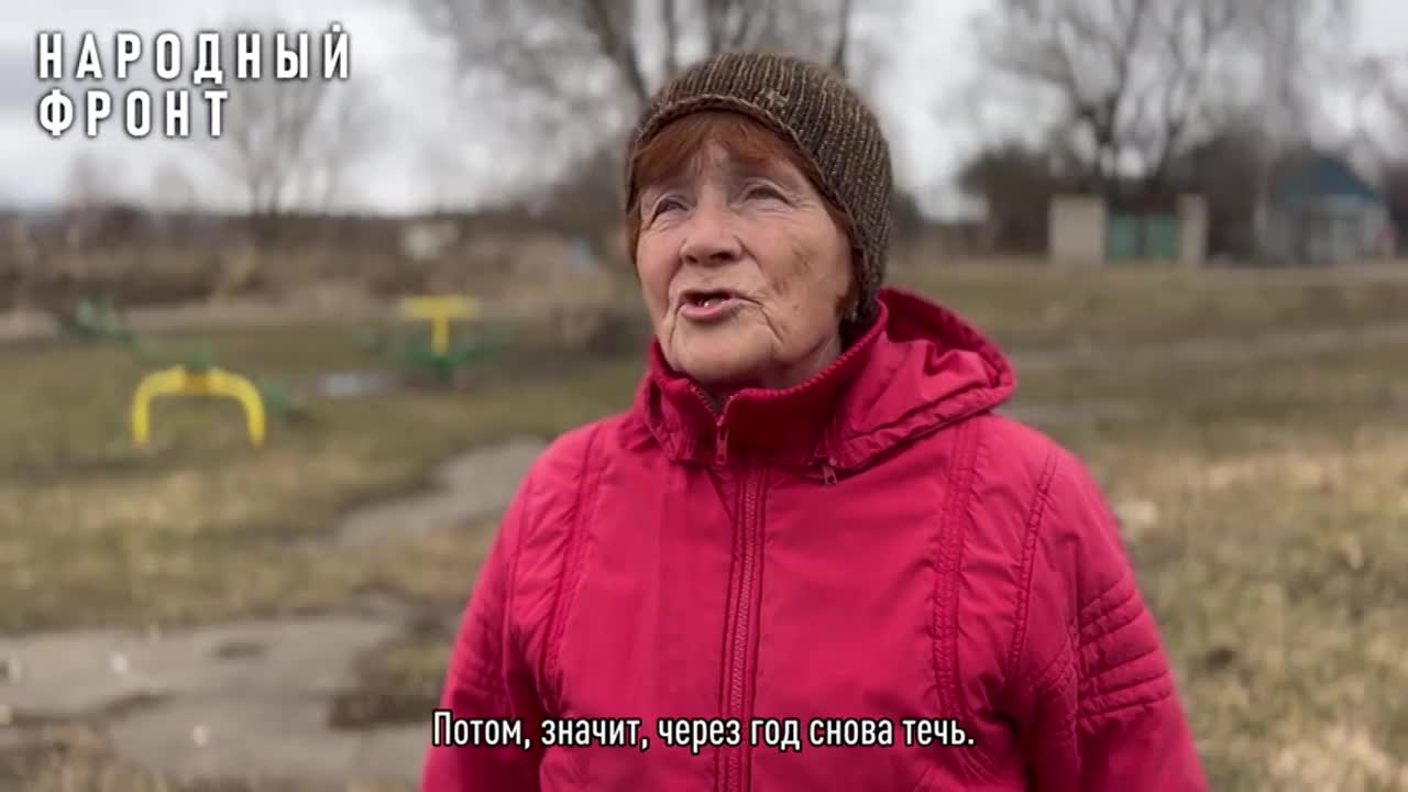 Квартиры жителей посёлка Бунинский в Урицком районе затапливают ручьи воды