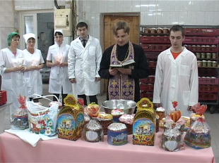 В Орле освятили производство праздничных куличей 