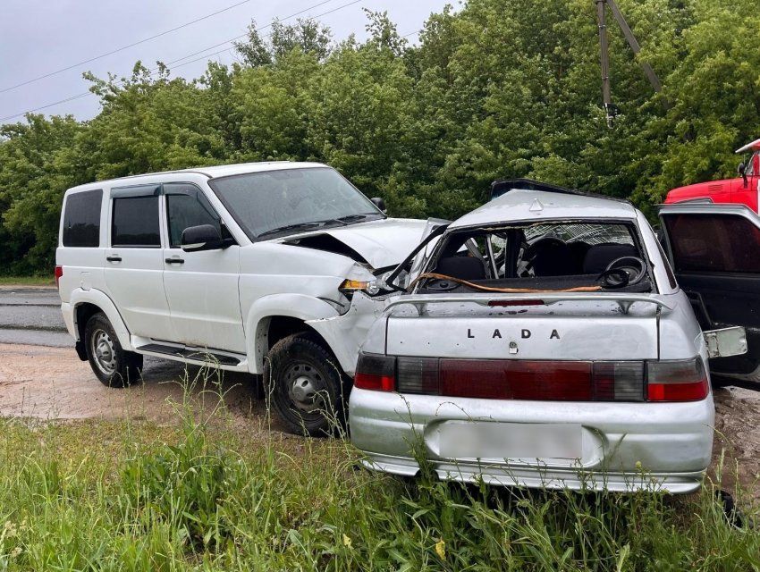 Под Орлом столкнулись легковушка и внедорожник: есть погибшая и раненые
