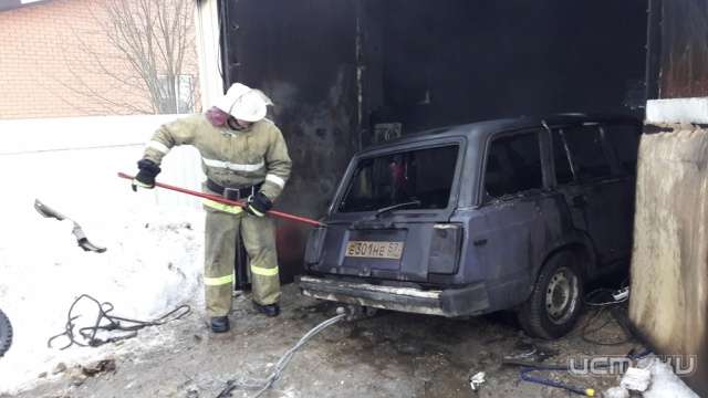В Хомутово в гараже сгорела «четвёрка»