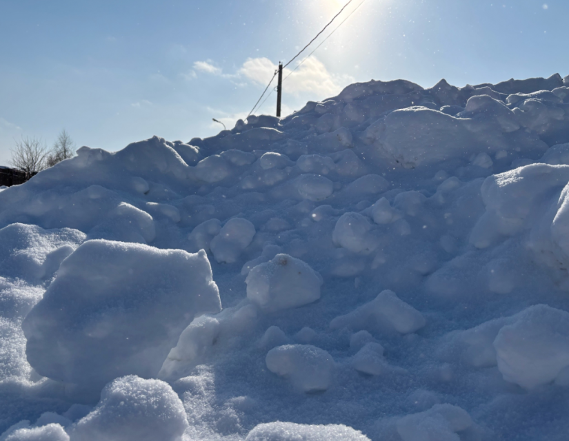 Водителя эскаватора-погрузчика будут судить за то, что убирая снег, не заметил женщину