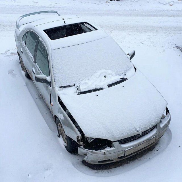 Управляющую компанию оштрафовали за снег, упавший на машину