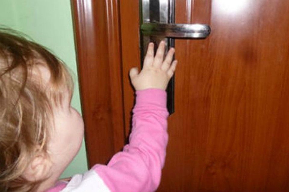 Малолетний ребенок оказался заперт в квартире в Змиевке