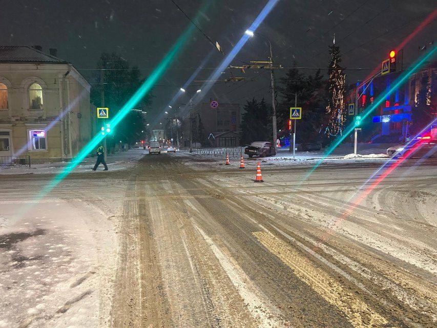 Ночью в Орле водитель БМВ врезался в легковушку и скрылся
