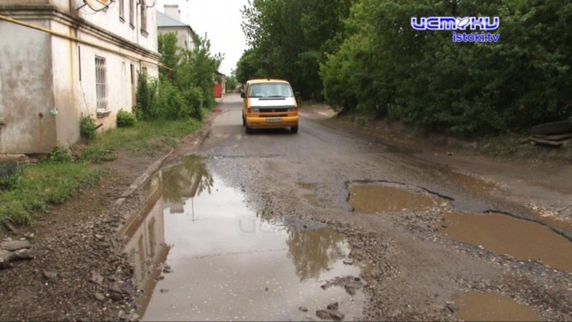 Новые технологии орловских дорожников: вместо битума и асфальта ямы заделали строительным мусором 