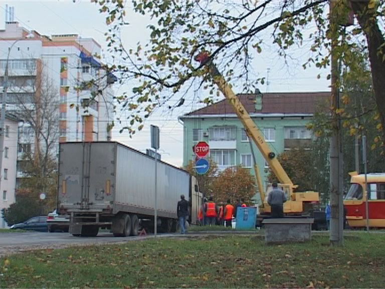 Фура парализовала движение