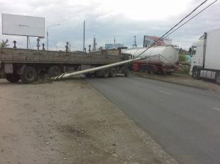 В Орле «КамАЗ» врезался в опору линии электропередач