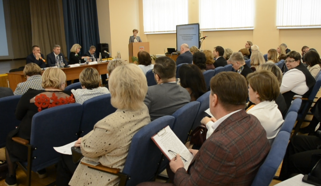 Самая сложная ситуация с блокировкой счетов сложилась в школах и детсадах Орла. Это лишает их возможности участвовать в грантовых конкурсах.