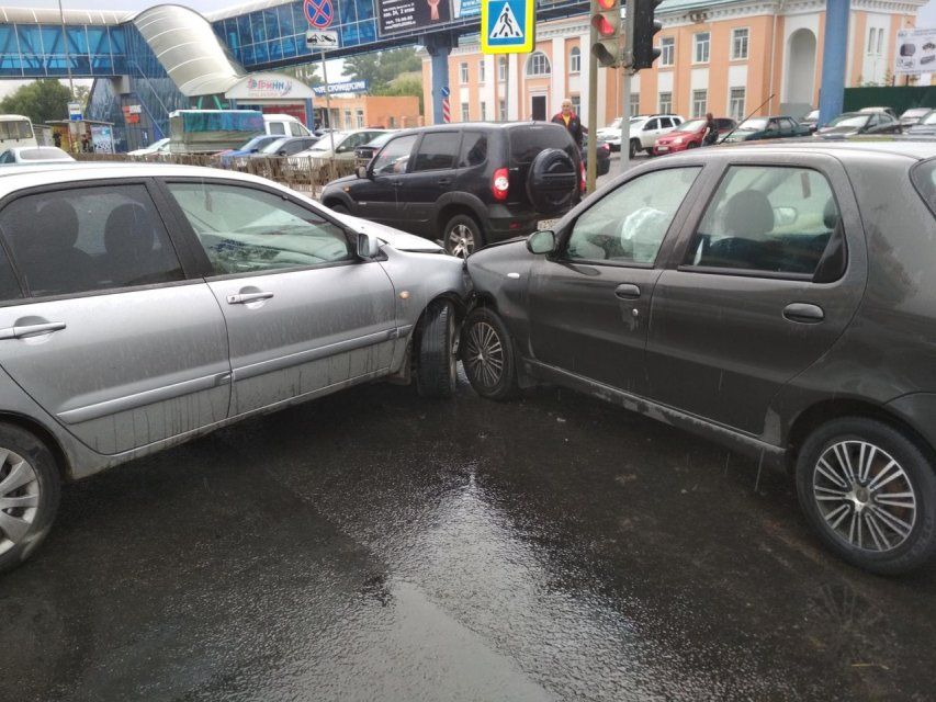 В районе орловского «ГРИННа» не смогли мирно разъехаться две иномарки