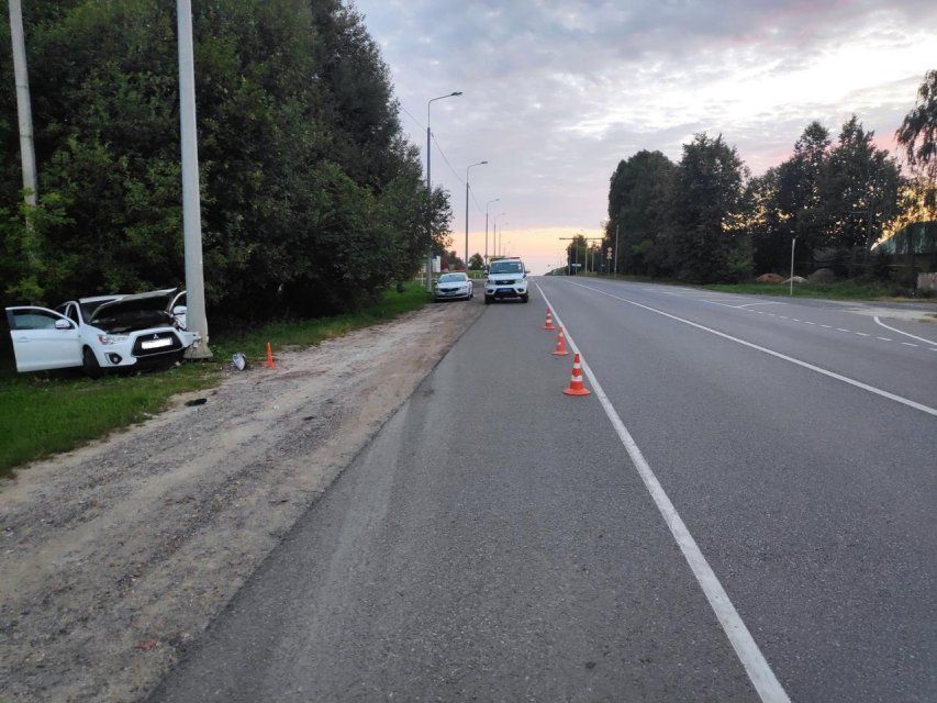На трассе под Орлом иномарка протаранила столб. Два человека с травмами попали в больницу