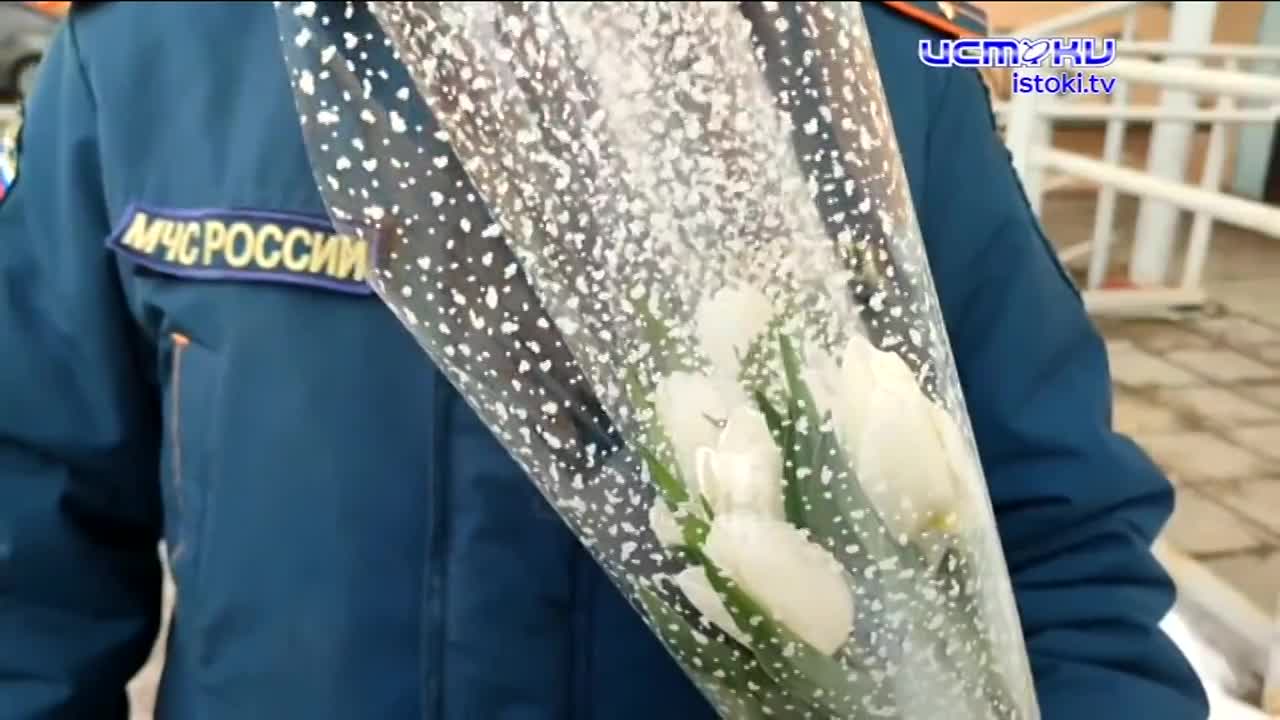 Двойная миссия: накануне 8 Марта орловские спасатели провели рейд и поздравили женщин с праздником.