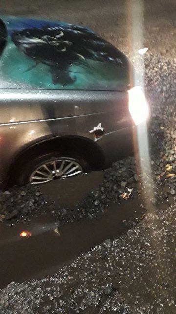 Глазами очевидцев: в Орле на Гагарина автомобиль передними колесами "ушел" в яму