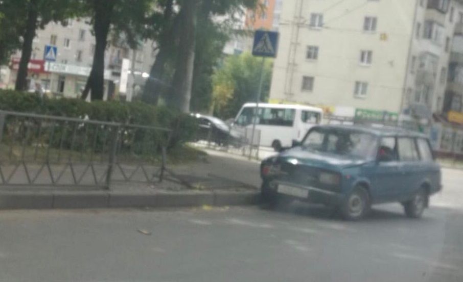 В Орле лихой водитель протаранил ограждение на ул. Октябрьской и скрылся