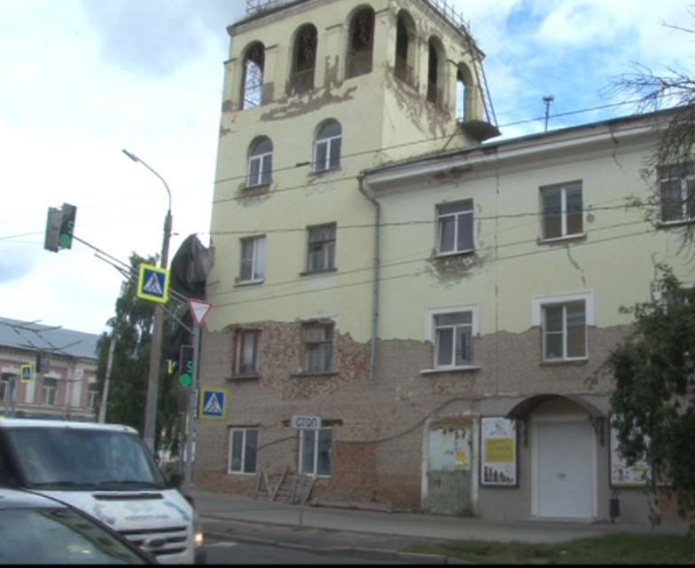 Дом рушится, крыша течет, канализация забита. К нам в редакцию за помощью обратились жители дома №50 по улице Октябрьская