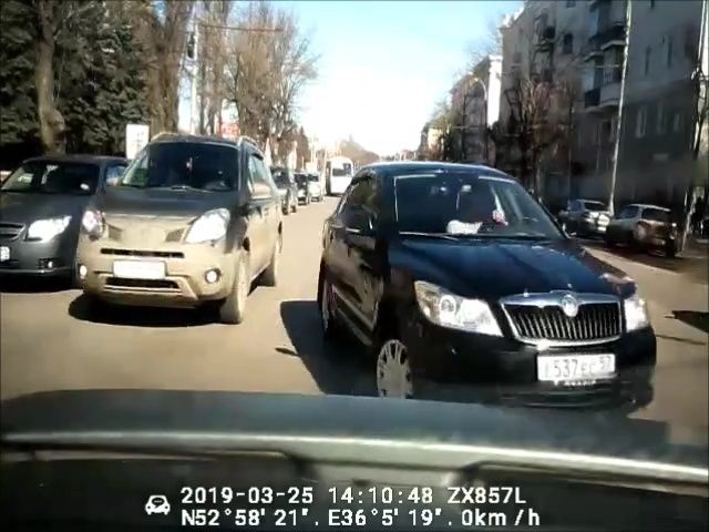 Видео: в Орле нетерпеливый водитель «Шкоды» объехал пробку по встречке 