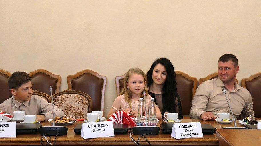 Многодетные родители из Орловской области стали «Семьей года — 2019» 