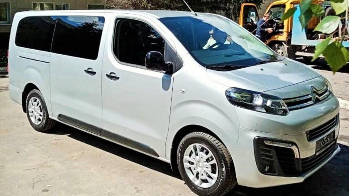 Клычков подарил орловским каратистам микроавтобус