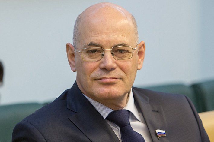 Сенатор Круглый сдал позиции в медиарейтинге