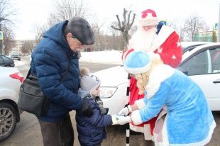 На орловских дорогах появились Дед Мороз и Снегурочка
