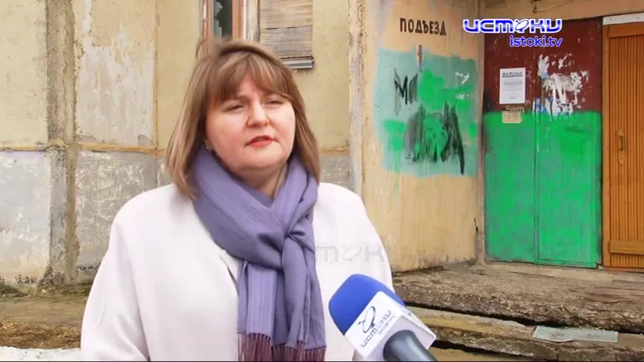 Орловский сирота заявил, что в квартире, которую ему выделили по закону жить невозможно. Власти утверждают, что до плачевного состояния помещение он д...