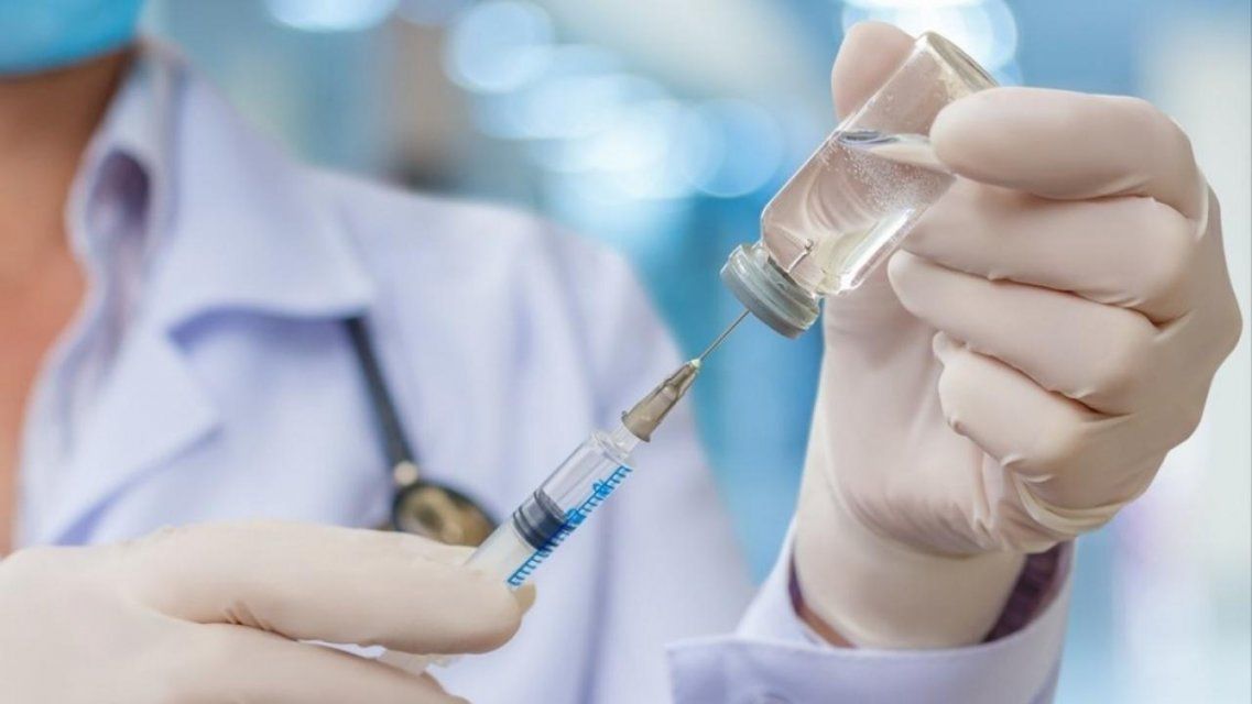 В Орловской области медикам начали делать прививки от коронавируса