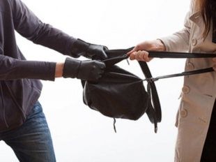 В Орле двое мужчин ограбили 16-летнюю девушку 