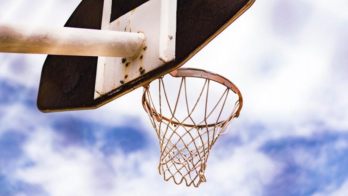 Поговорить с мячом и обуться с той ноги: подборка самых смешных примет в баскетболе