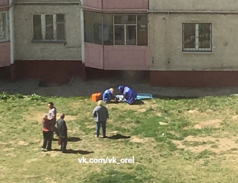 Фотофакт: под окнами орловской многоэтажки нашли труп