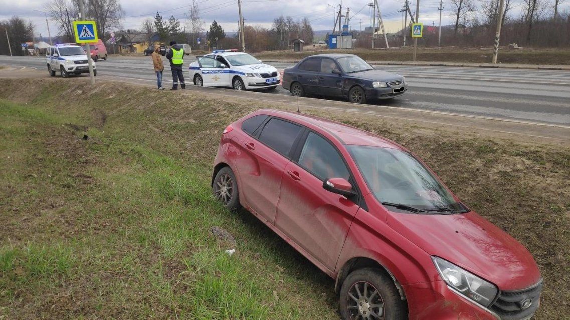 На орловской трассе водитель иномарки неудачно перестроился и попал в ДТП
