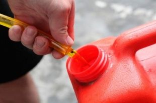 В Орле сторож платной стоянки вместе с родственником слил солярку с трех машин