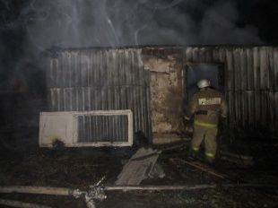 В Глазуновском районе сгорел дом: на пепелище нашли тела двух погибших 