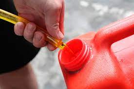 Орловчанин при заправке автомобиля предприятия похитил часть бензина для личных нужд