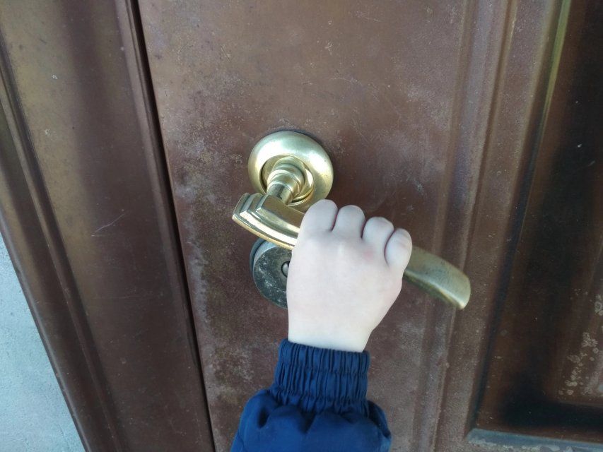 В Орле из запертой квартиры спасли ребенка