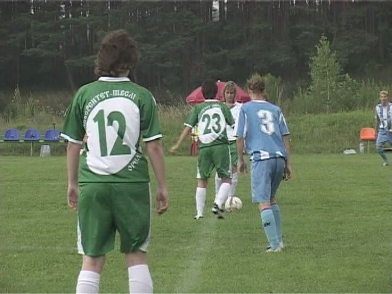 Неудачный почин поддержали и футболистки