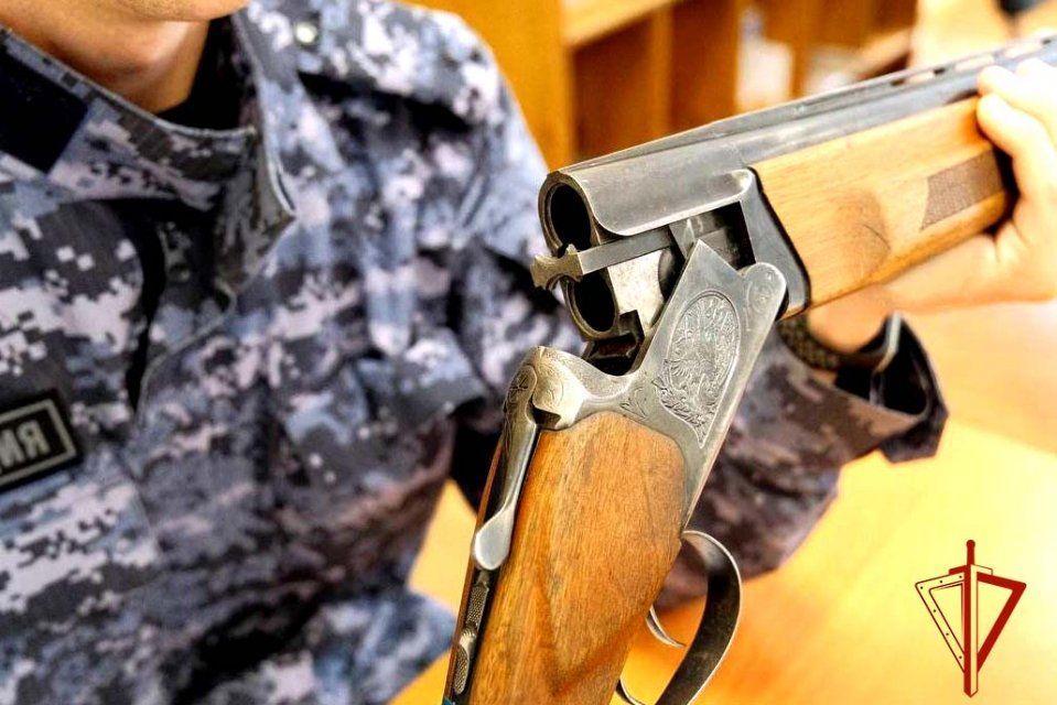 Орловские росгвардейцы передали изъятое у населения оружие для нужд СВО 