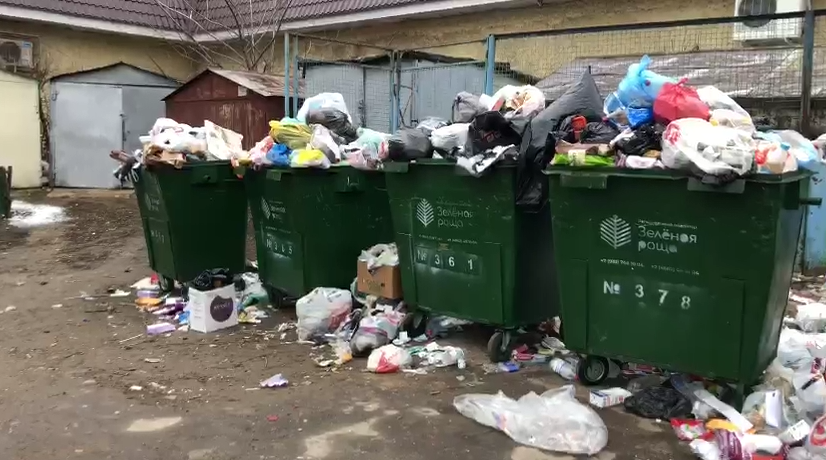 «Мы живем в антисанитарии»: жители ул. 4-Курская жалуются на переполненные мусорные контейнерны