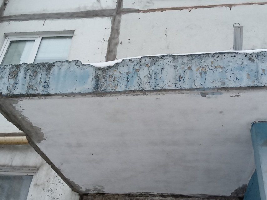 Глазами очевидцев: орловчане обеспокоены состояние подъездного козырька. Жители боятся обрушения бетонной плиты