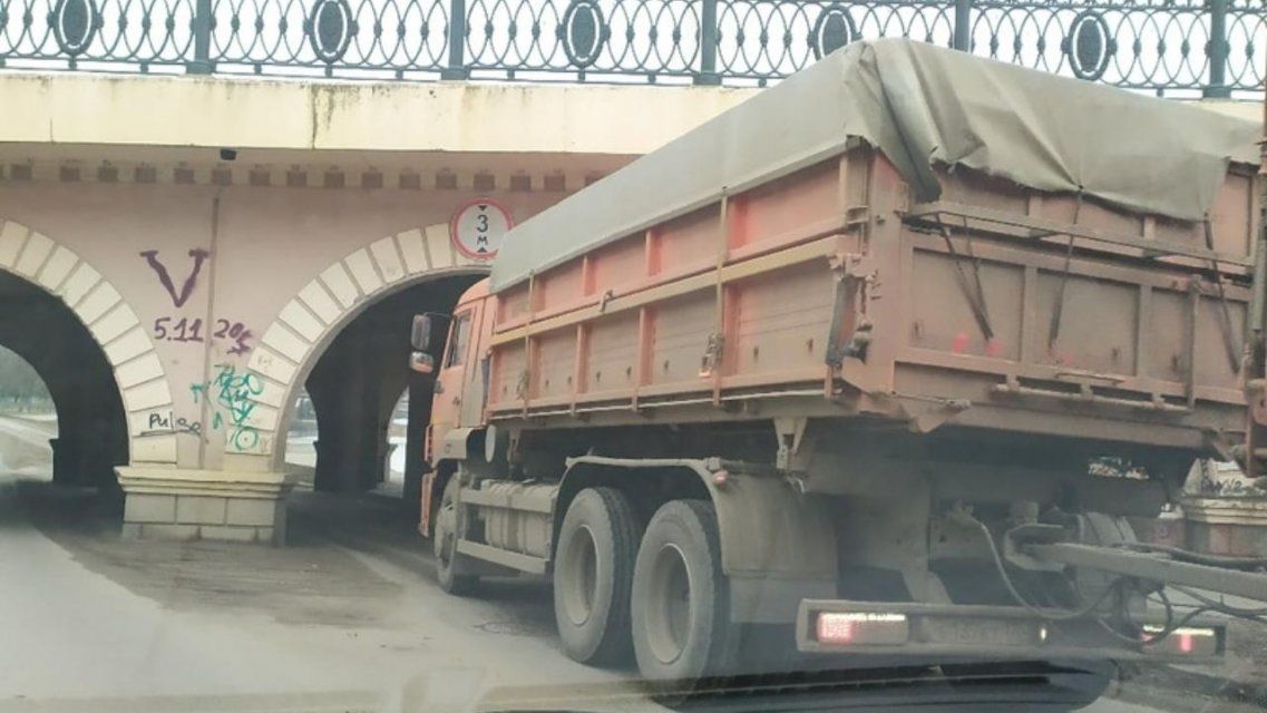 Бес попутал: в Орле КамАЗ едва не ринулся под «мост глупости»