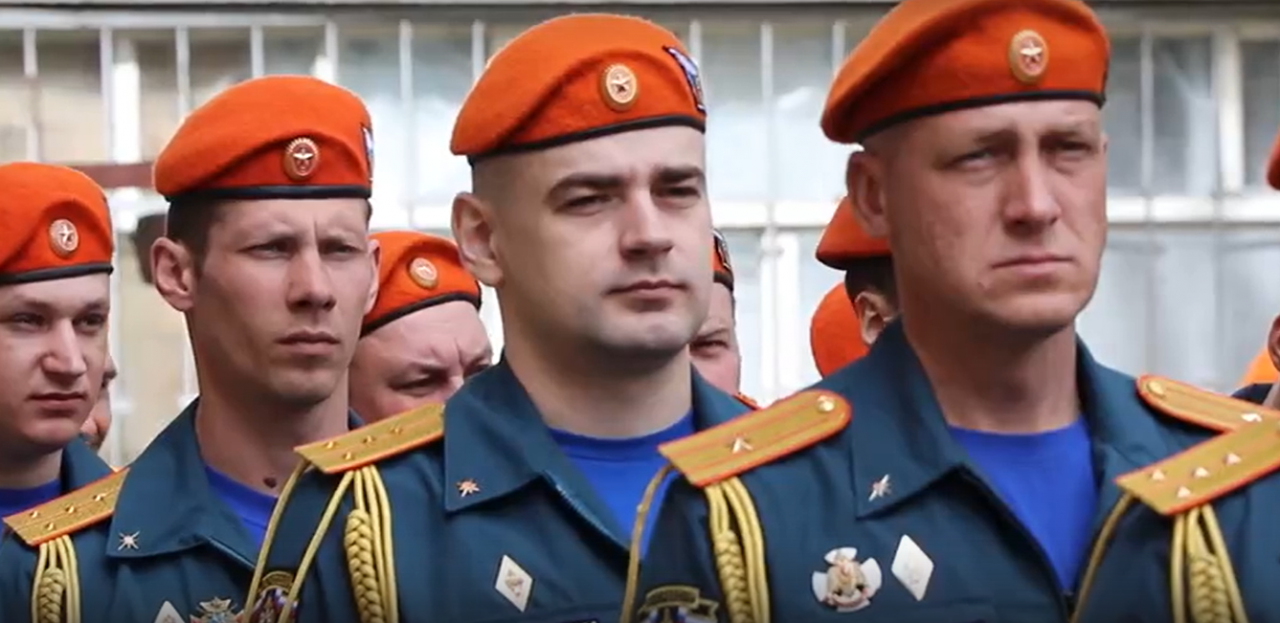 «Спасибо за Победу!»: в Орле сотрудники МЧС приняли участие в параде у дома ветерана Великой Отечественной войны