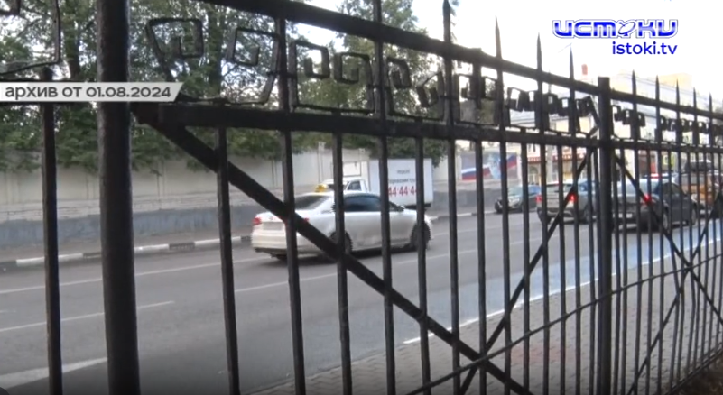 "Решетка в стиле классицизм". Что сейчас происходит со спиленным забором орловского городского парка?