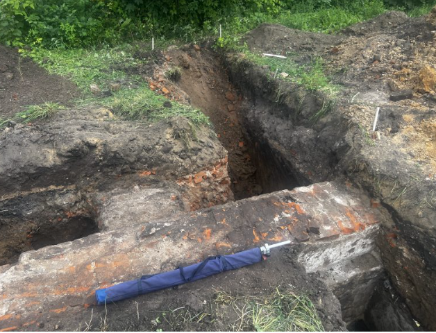 В орловском городском парке на углу улиц Максима Горького и Красноармейской, археологи из Ельца ведут работы