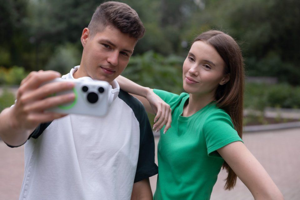 Искусственный интеллект в фото: как меняется спрос на редакторы и смартфоны