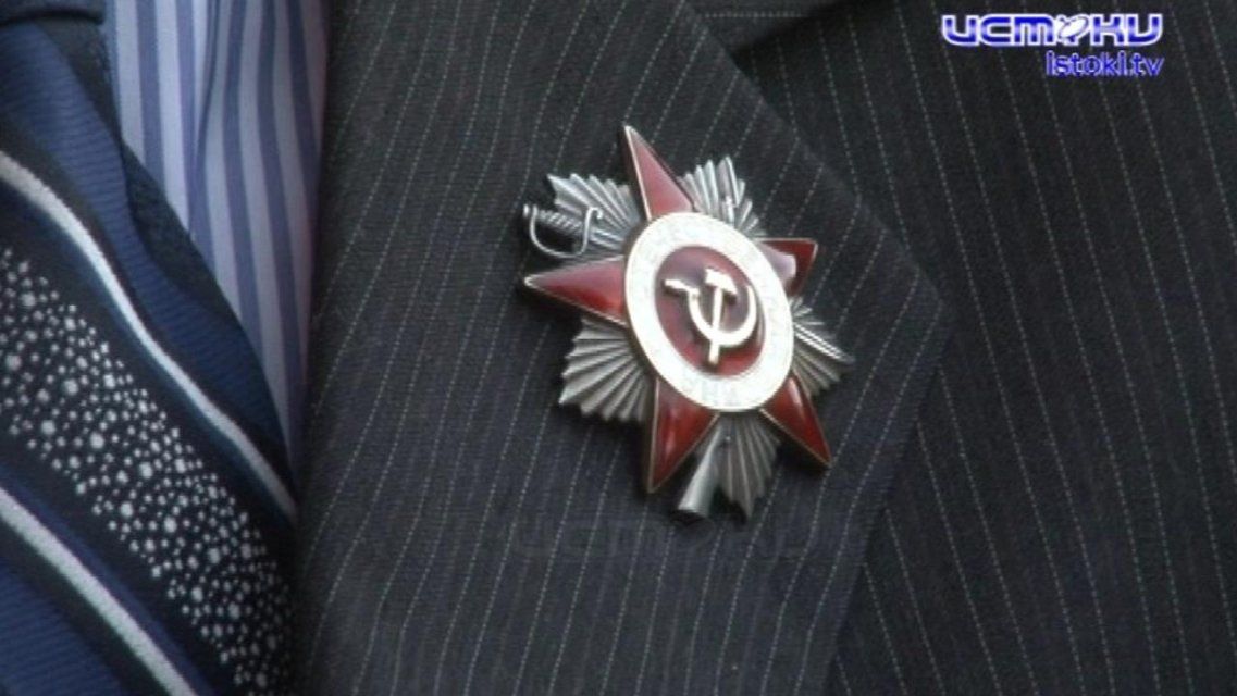 Грамота и сто пятьдесят «фронтовых»: как депутаты поздравили орловских ветеранов