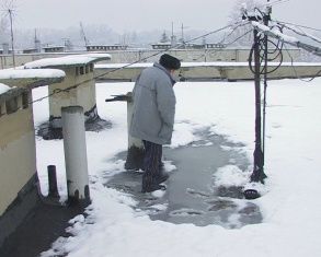 Еще весна не наступила, а крыши уже текут 
