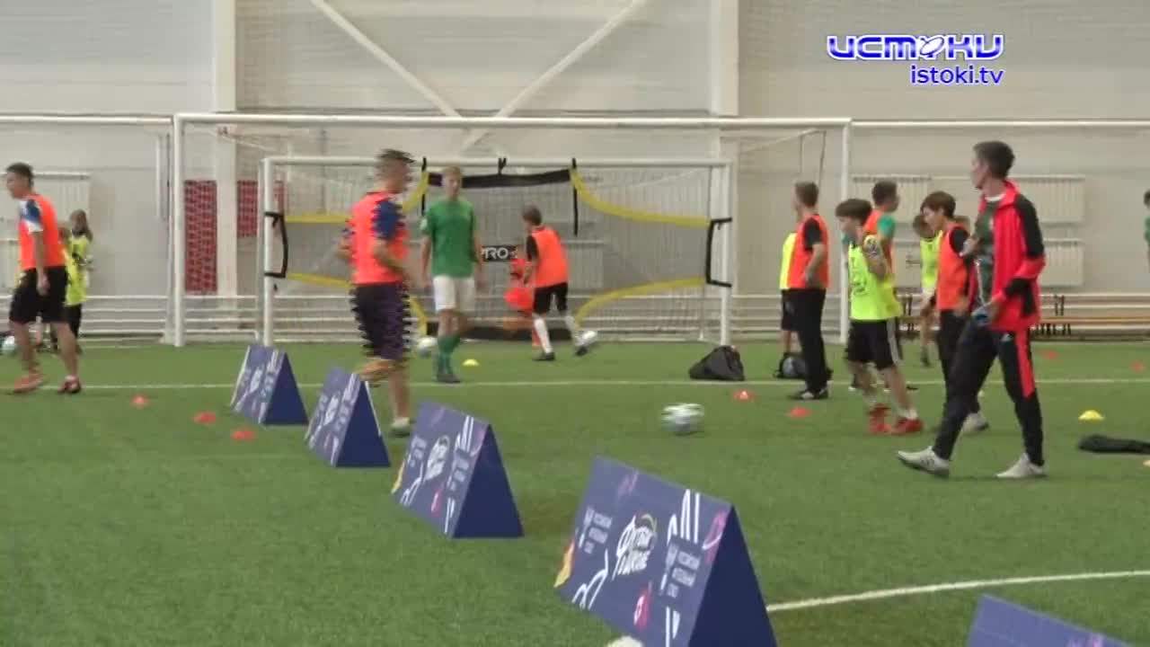 Орловские мальчишки сыграли в футбол с легендами